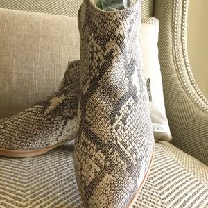 Dolce Vita ankle boots beige and black, snake skin